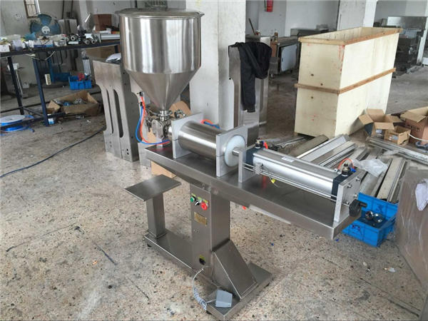 Полуавтоматическая машина для наполнения меда с одной головкой